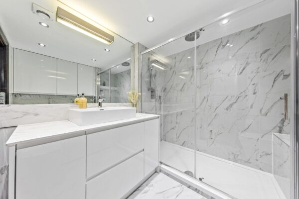 London,,Uk,-,June,5th,2025,-,Bright,Marble,Bathroom